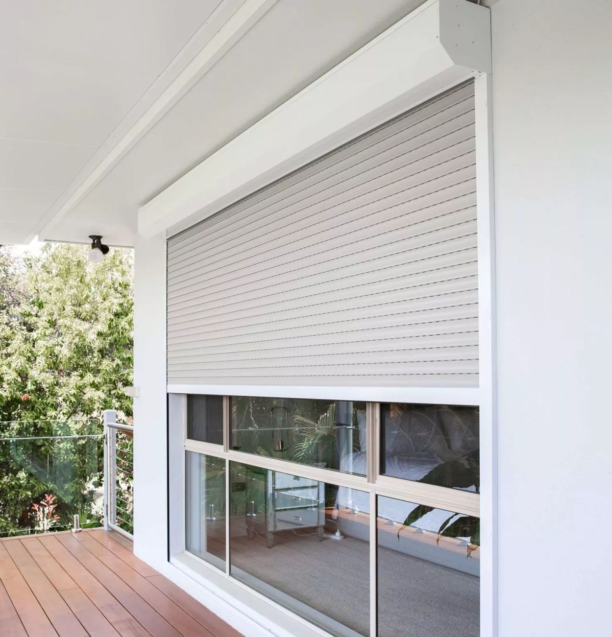 Juego de persianas de exterior en fachada de casa de dos pisos en Vitacura